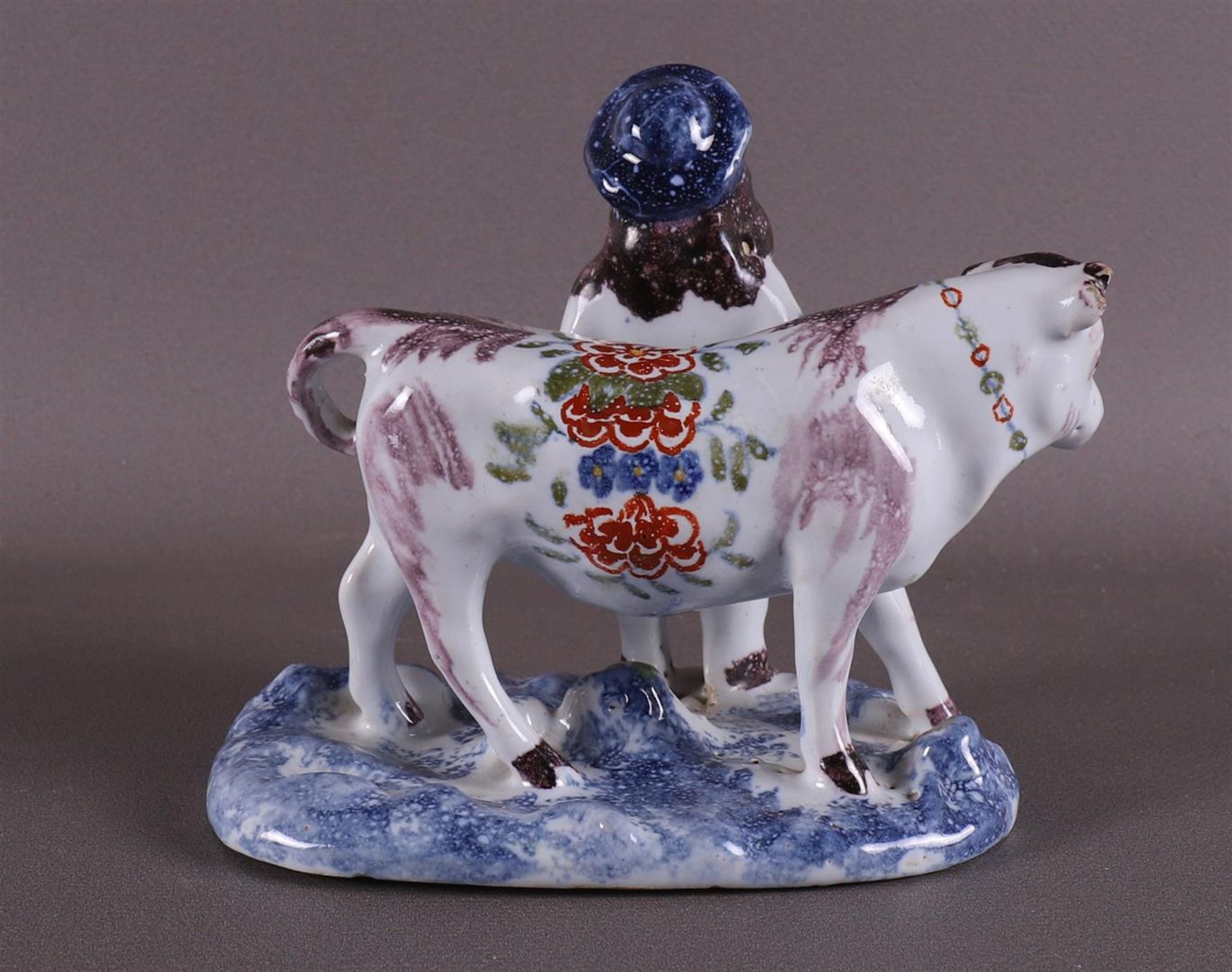 A polychrome Delft earthenware farmer with a cow, 20th century. - Image 2 of 7