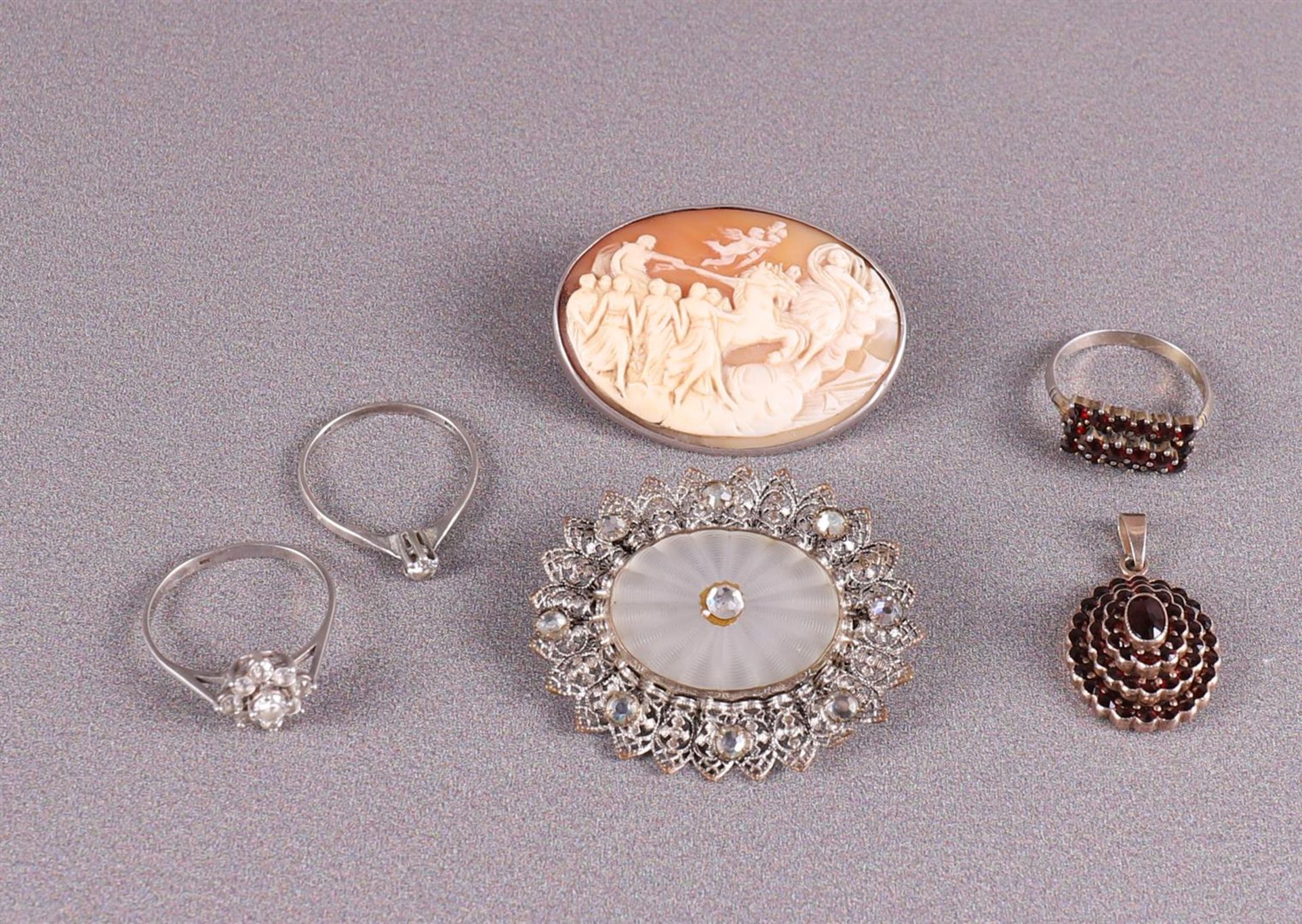 A lot of silver jewellery, including a gilded silver pendant set with garnets.