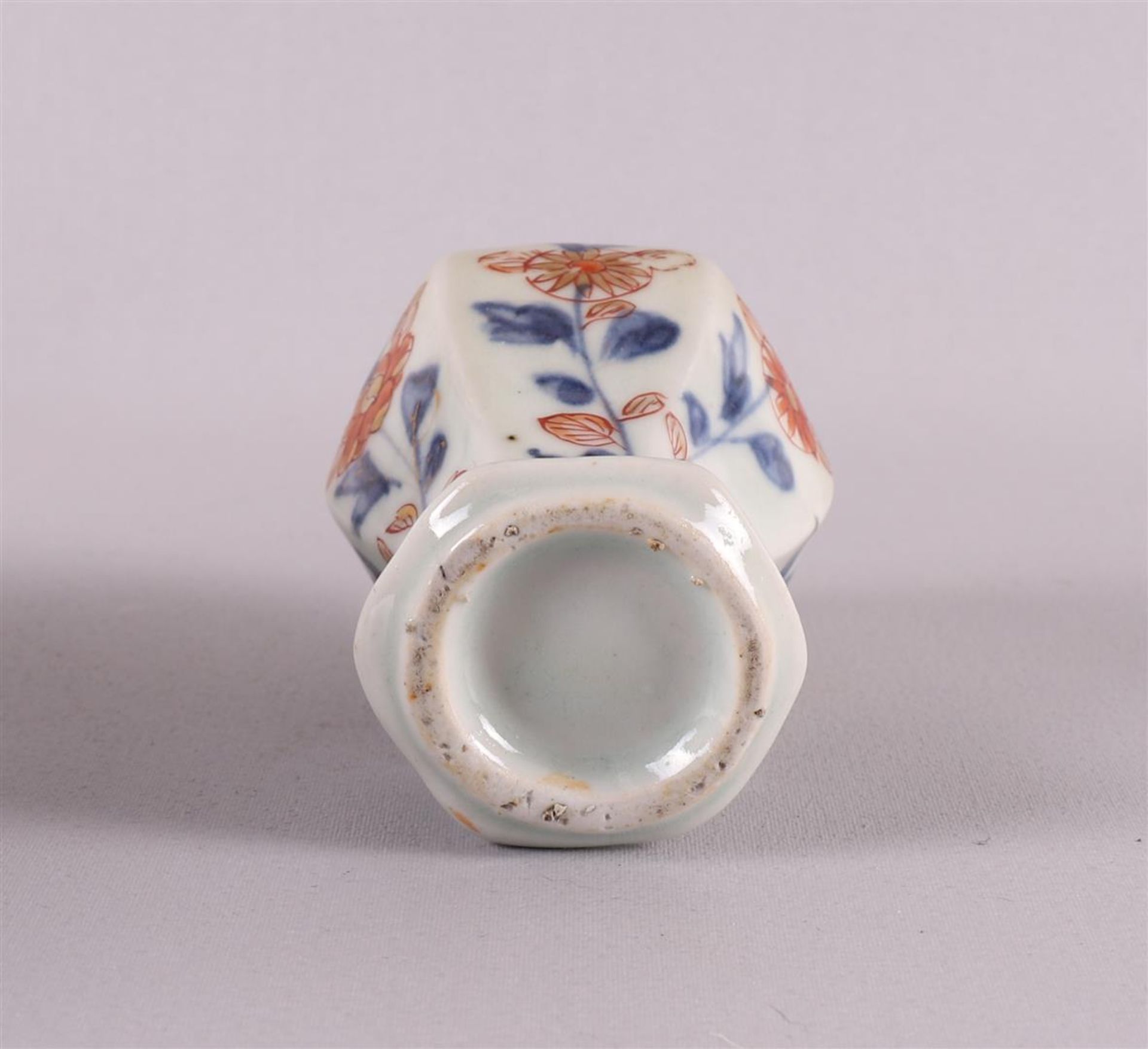 A lot of various Japanese porcelain, including Meiji, 19th century - Bild 16 aus 19