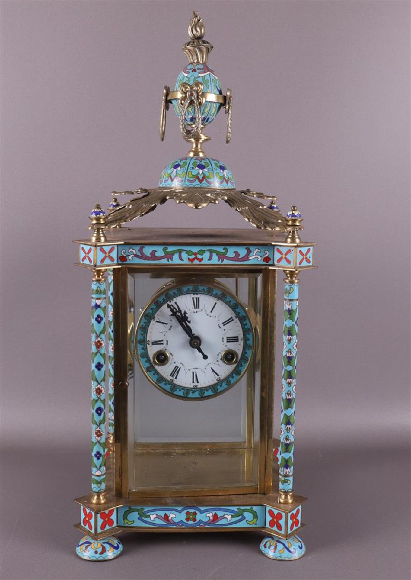 A table mantel clock in cloissonné and brass casing, 20th century. - Image 2 of 6