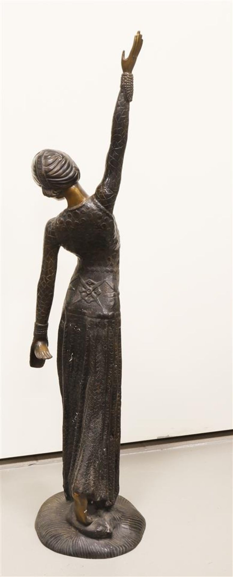 A brown patinated bronze 'Alexandrian' dancer, Art Deco style, after Chipa - Bild 4 aus 4