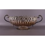 A silver plated fruit bowl with gallery and 2 handles, 20th century.