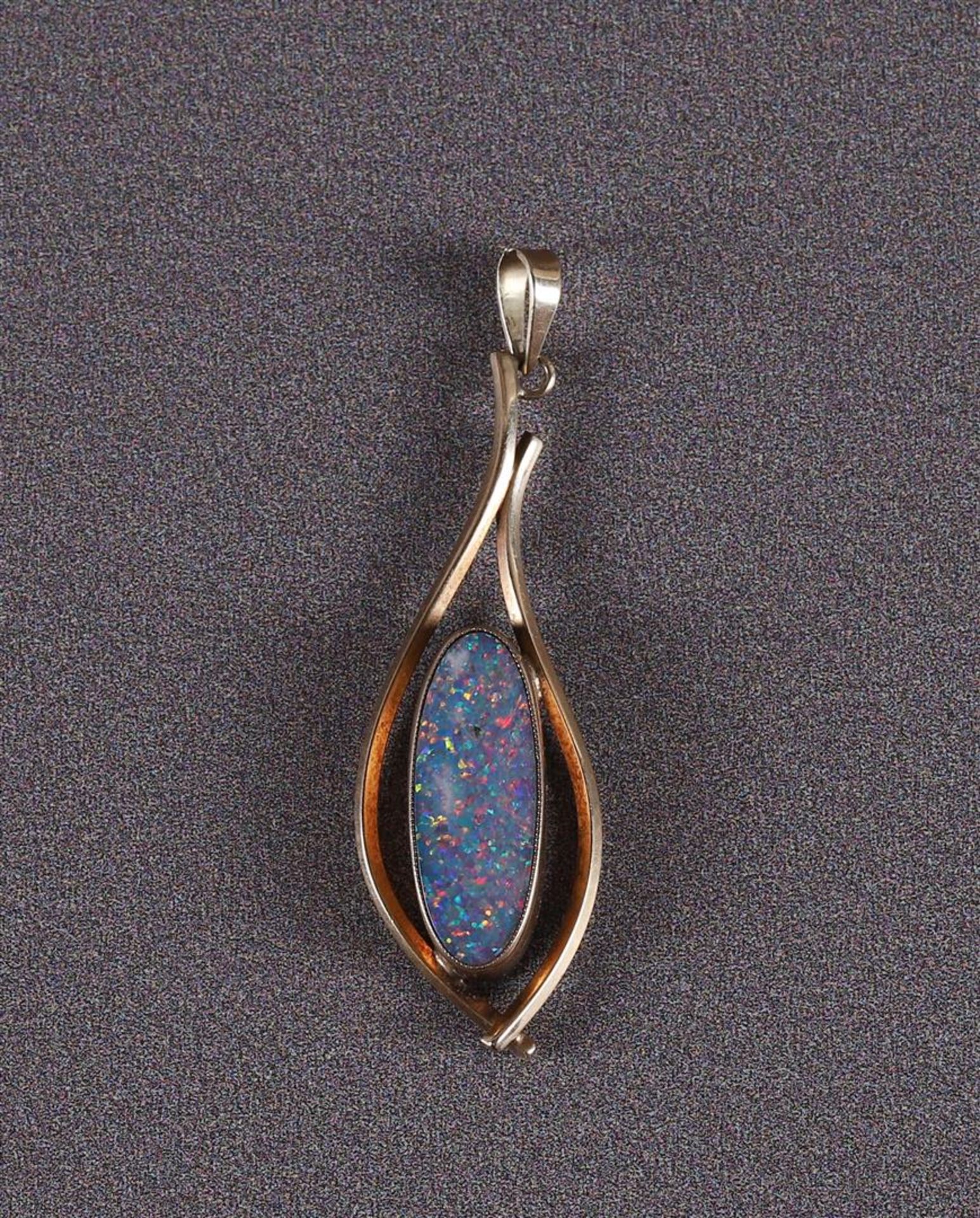 A 9 kt BWG pendant with an oval cabochon cut opal.