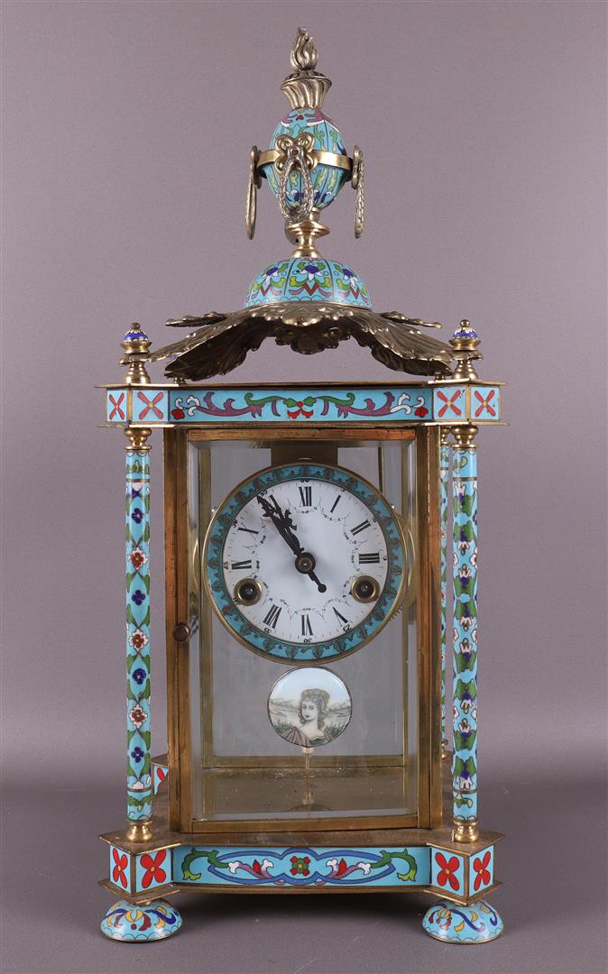 A table mantel clock in cloissonné and brass casing, 20th century.