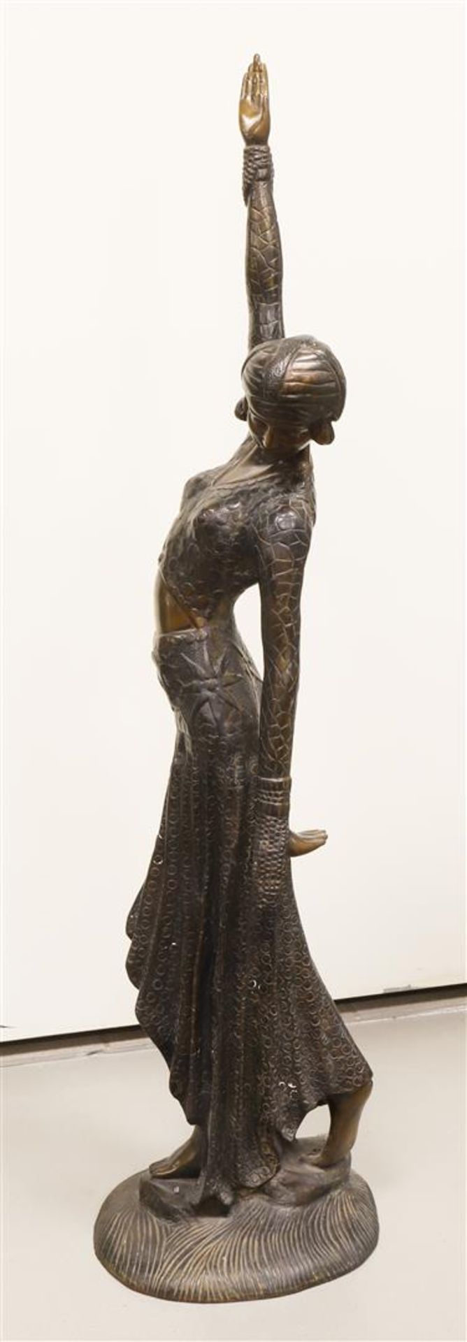 A brown patinated bronze 'Alexandrian' dancer, Art Deco style, after Chipa - Bild 3 aus 4