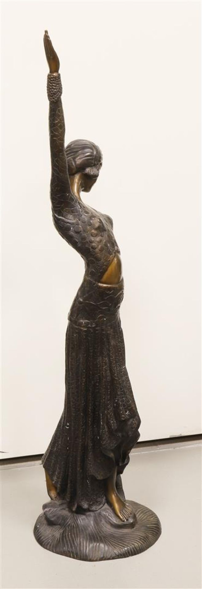 A brown patinated bronze 'Alexandrian' dancer, Art Deco style, after Chipa - Bild 2 aus 4