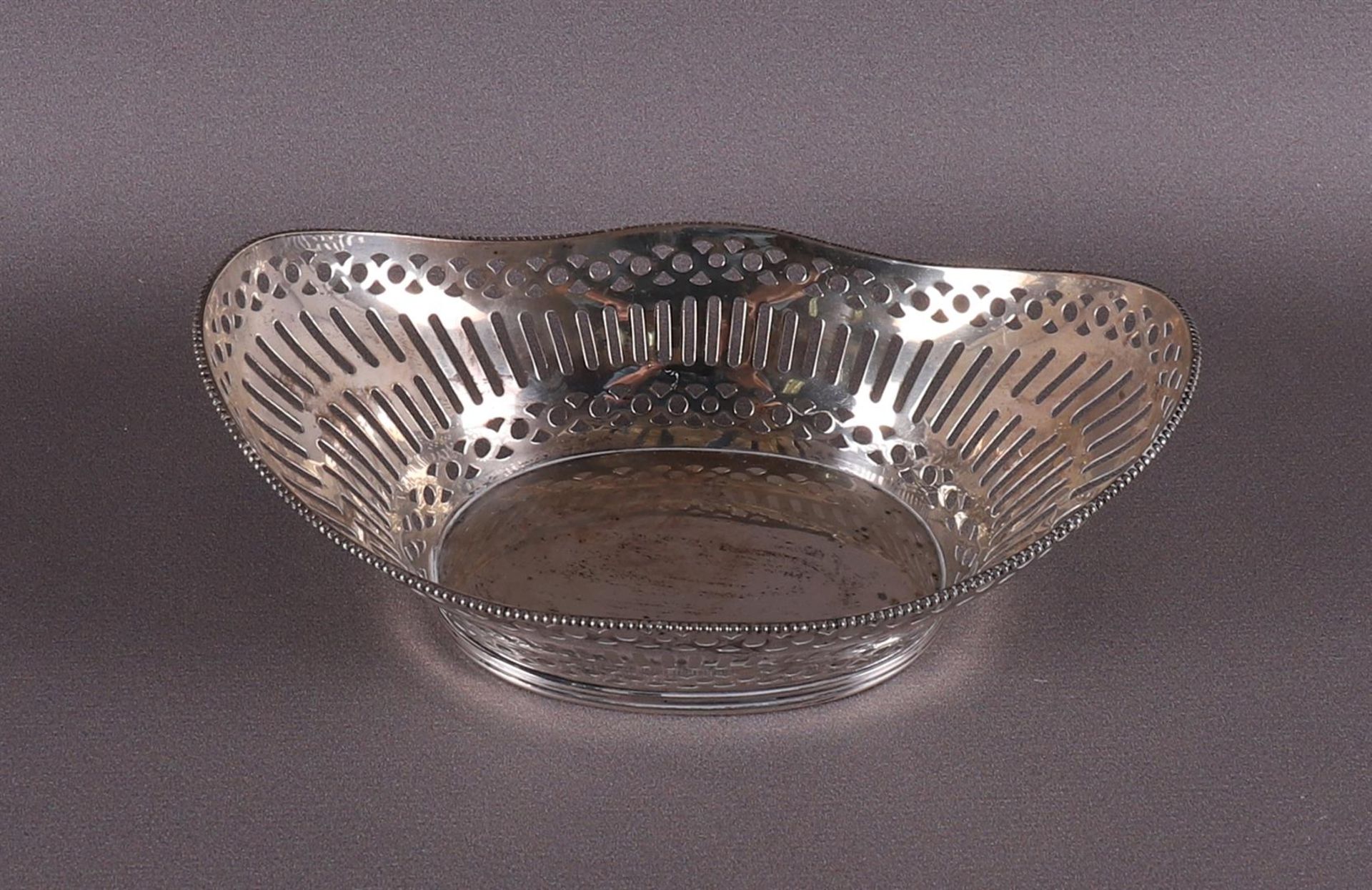 A 2nd grade 835/1000 silver pierced boat-shaped bonbonnière, 20th century - Image 2 of 4