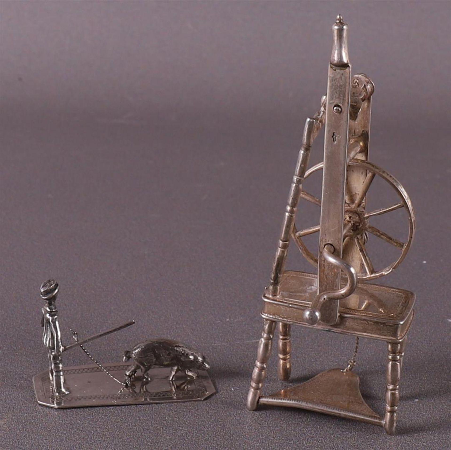 Etagere silver. A silver spinning wheel + Farmer with pig, 20th century. - Image 2 of 2