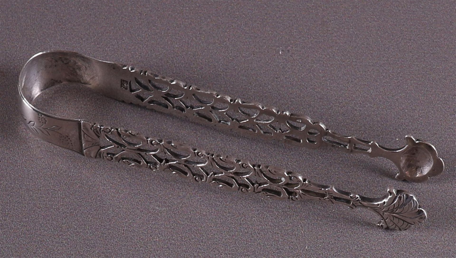A pierced 2nd grade silver candy tongs with hammered decor. - Image 3 of 3