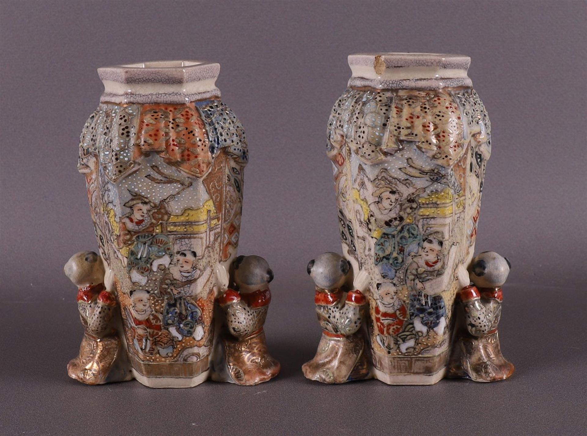 A pair of Satsuma earthenware decorative vases flanked by fools, Japan, Meiji, - Bild 2 aus 7