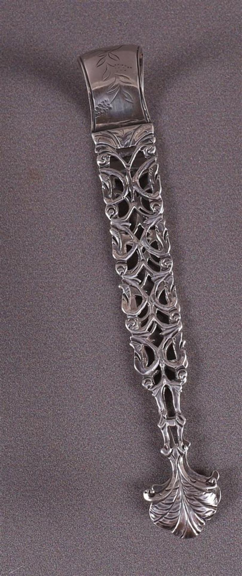 A pierced 2nd grade silver candy tongs with hammered decor. - Image 2 of 3
