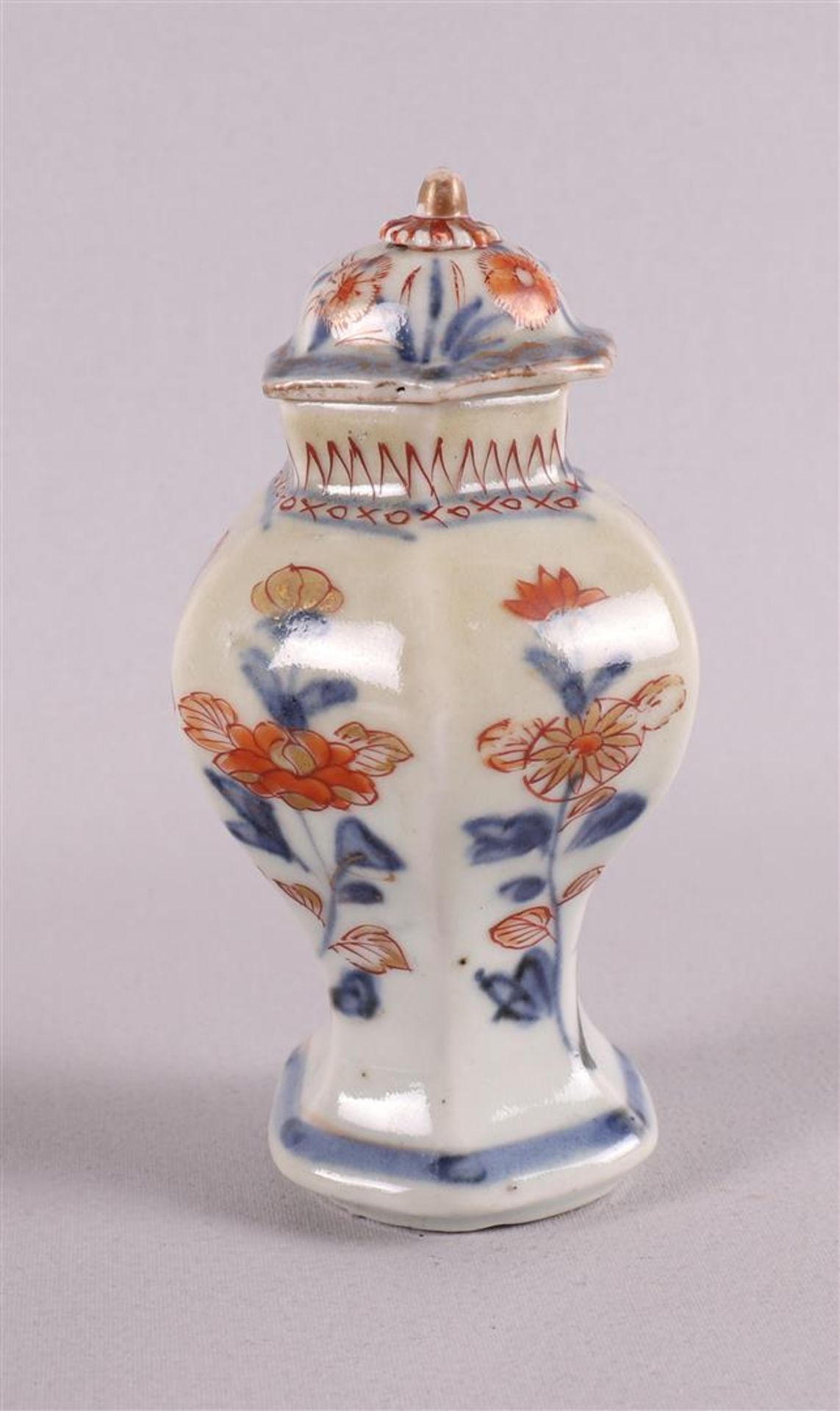A lot of various Japanese porcelain, including Meiji, 19th century - Bild 14 aus 19