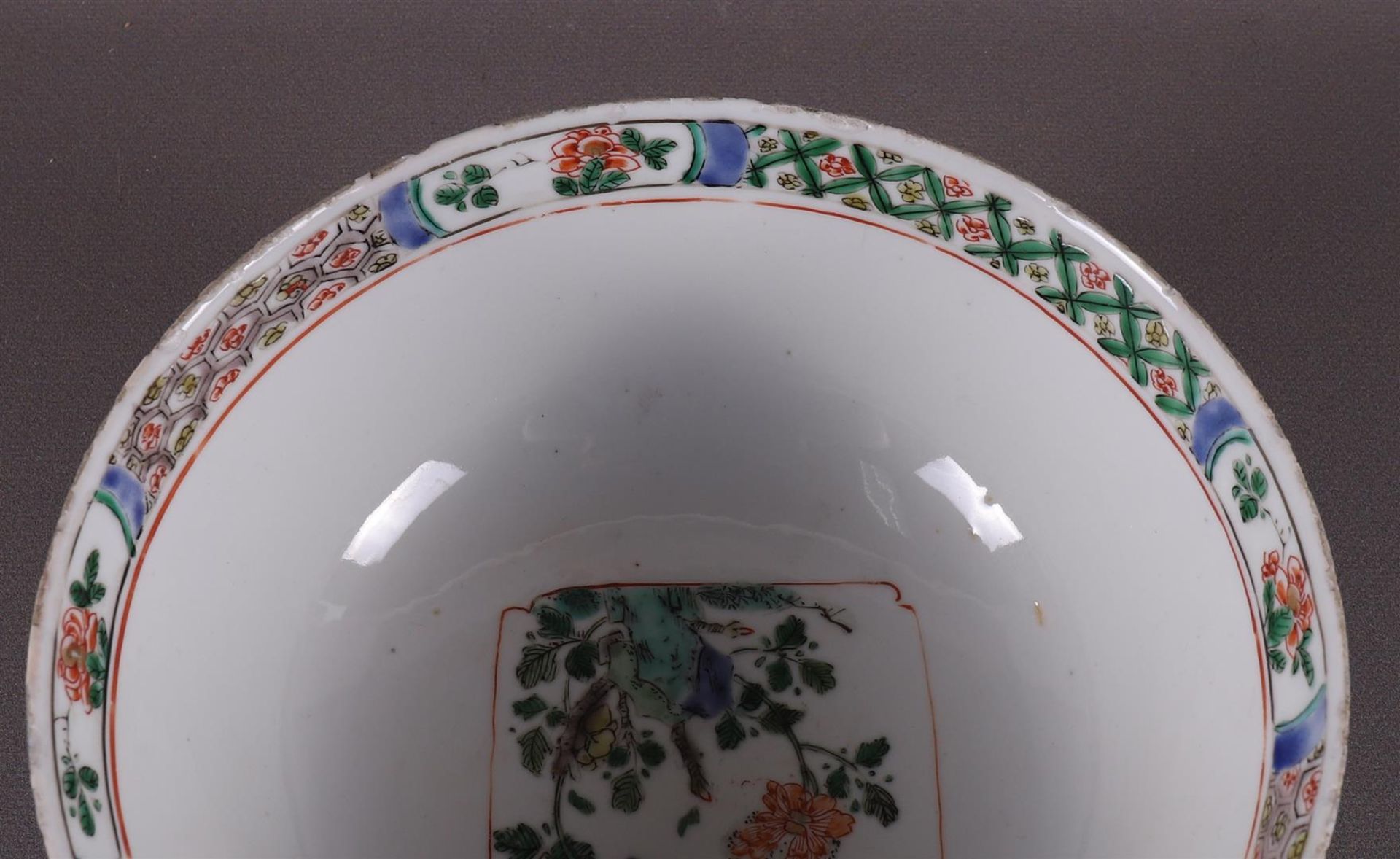 A porcelain famille verte bowl with 'poudre bleu' ground, China, Kangxi, ca 1700 - Bild 7 aus 8