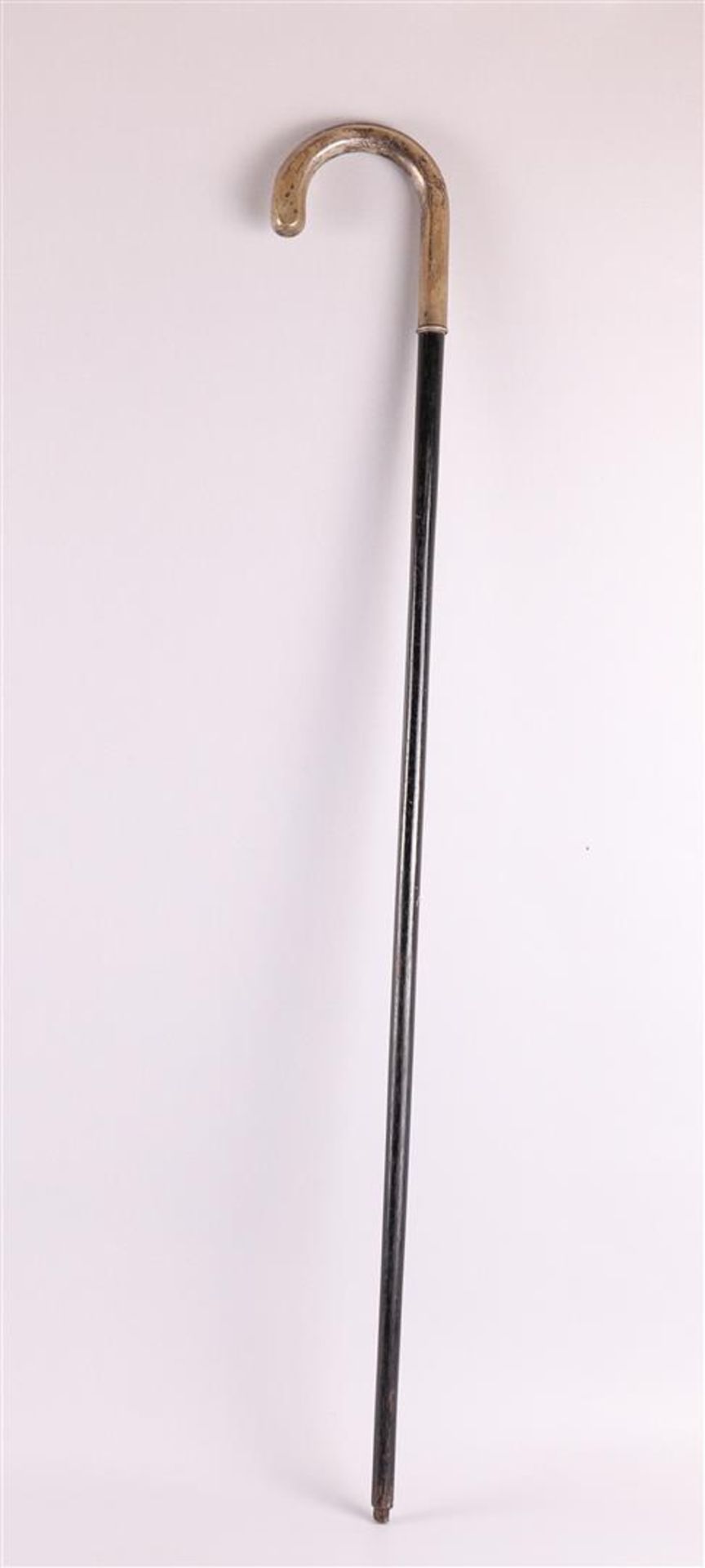An ebonised wooden walking stick with a silver handle, 1st half 20th century.