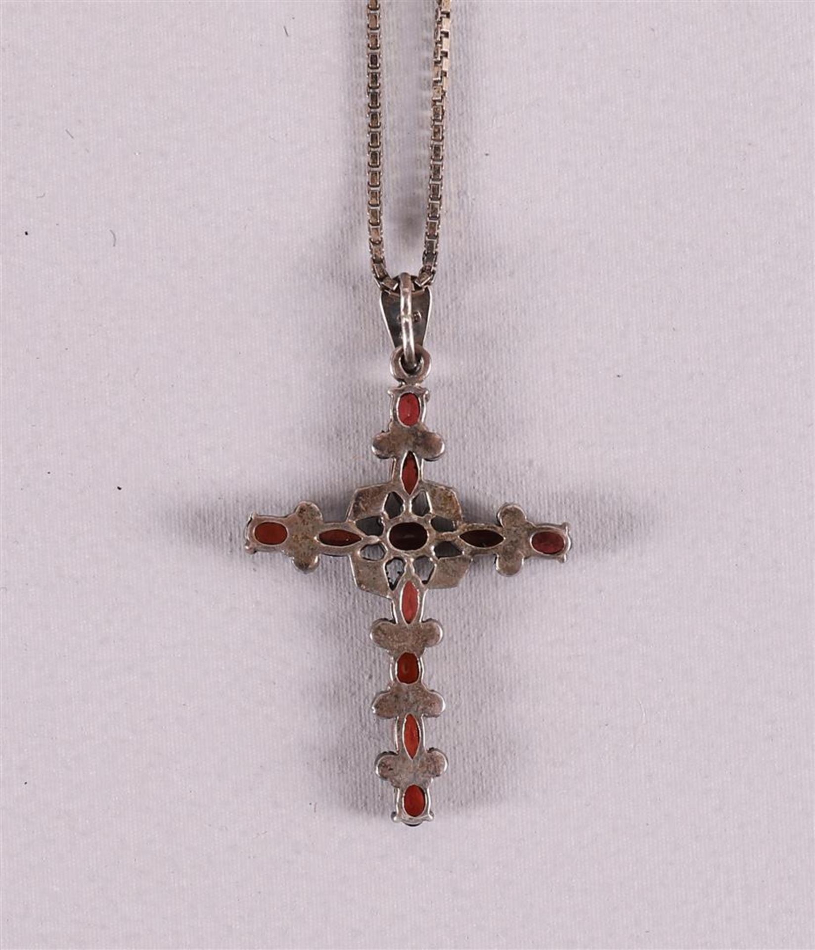 A silver necklace on a ditto silver cross pendant, set with garnets. - Image 3 of 3