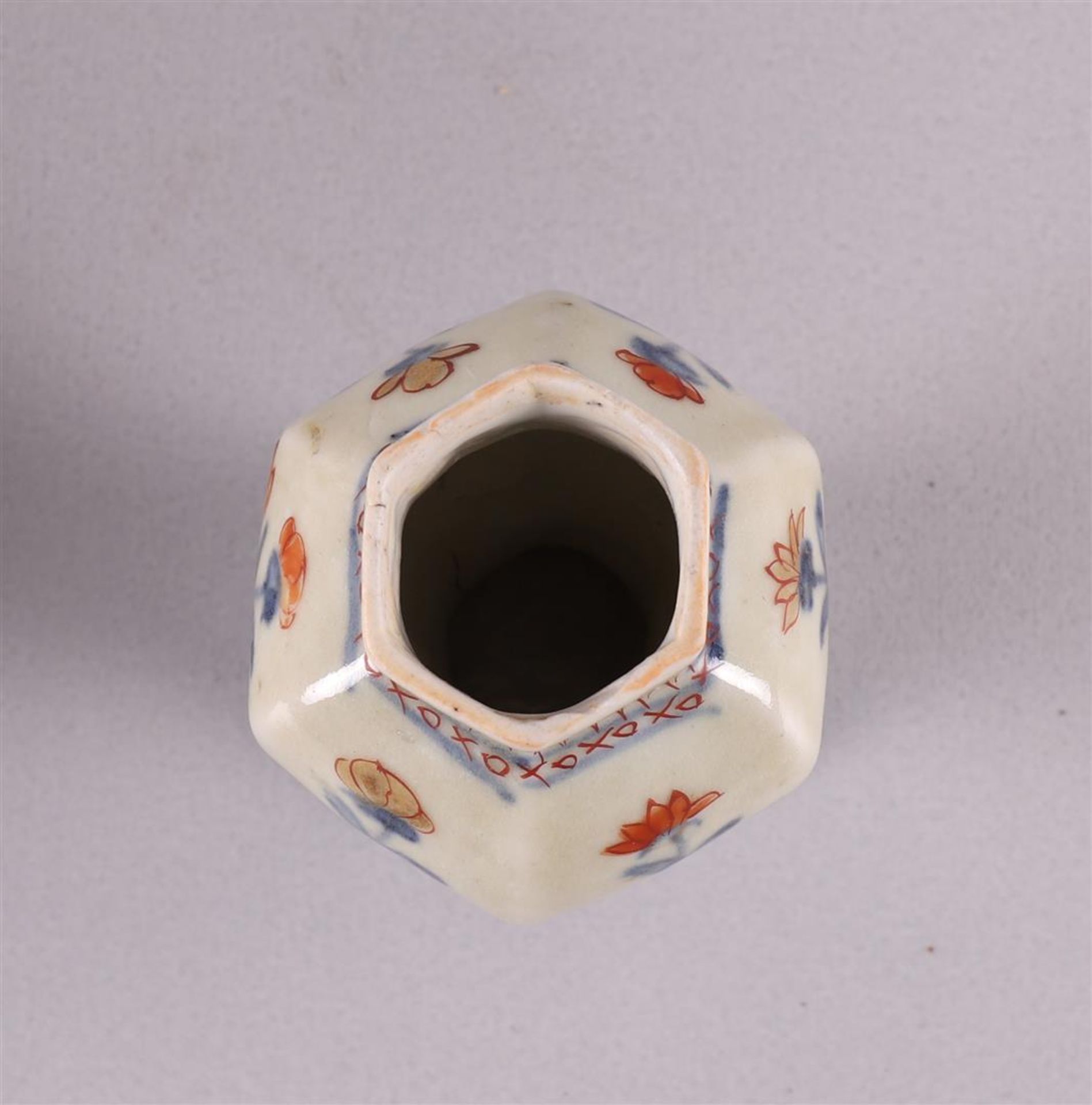 A lot of various Japanese porcelain, including Meiji, 19th century - Bild 15 aus 19