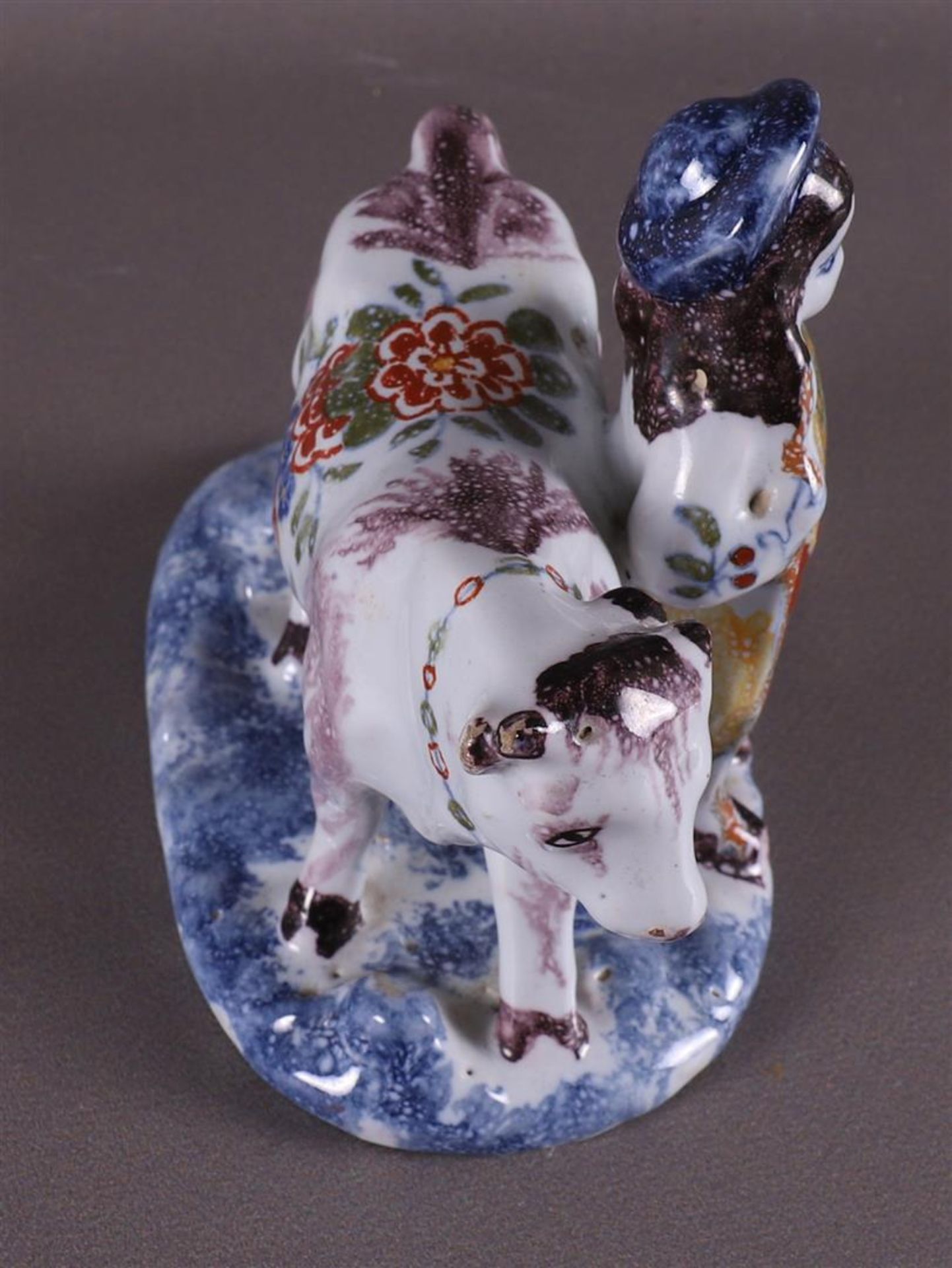 A polychrome Delft earthenware farmer with a cow, 20th century. - Image 4 of 7