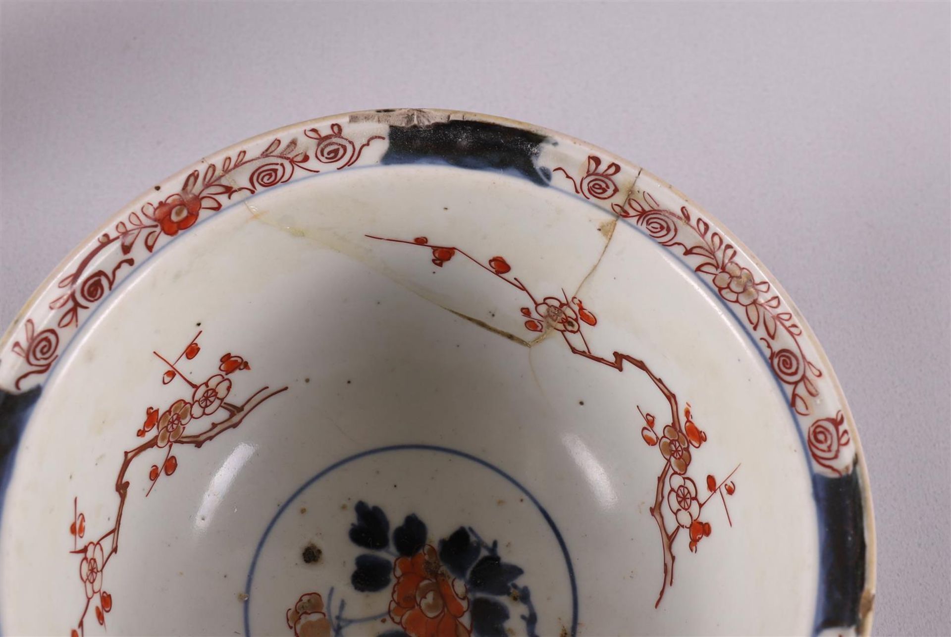 A lot of various Japanese porcelain, including Meiji, 19th century - Bild 7 aus 19