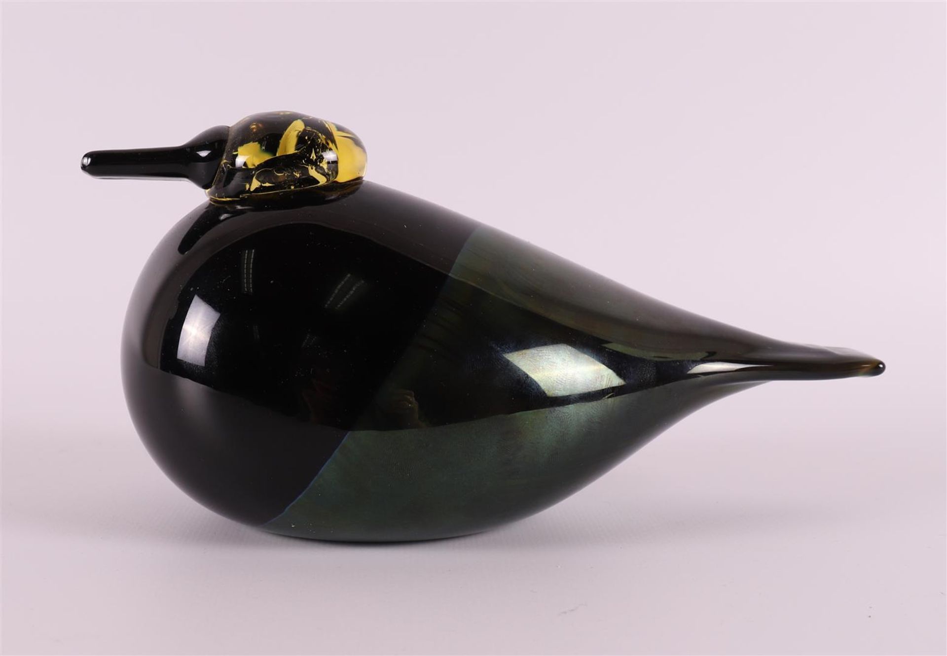 A black glass bird, design: Oiva Toikka, Finland.