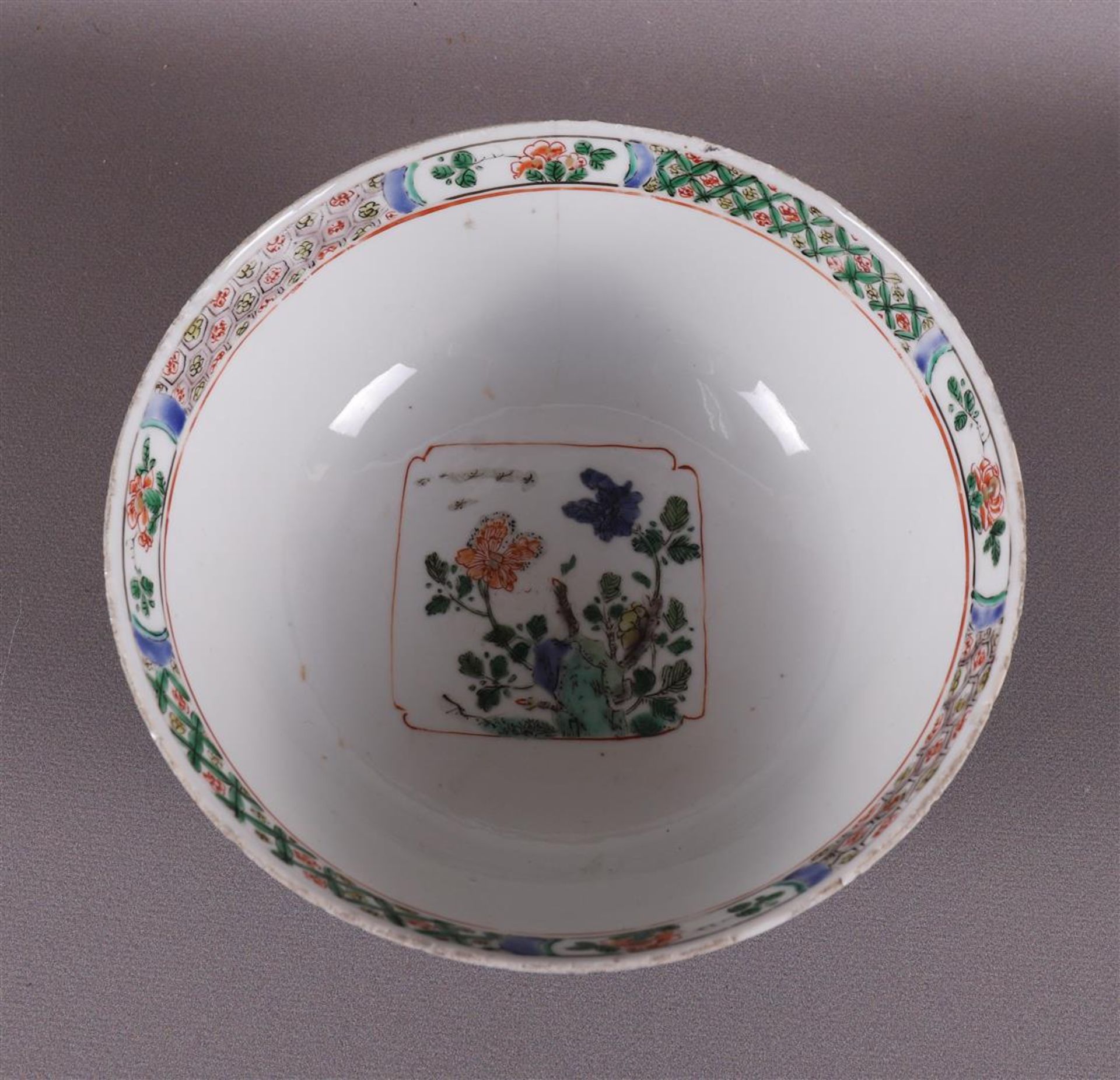 A porcelain famille verte bowl with 'poudre bleu' ground, China, Kangxi, ca 1700 - Bild 6 aus 8