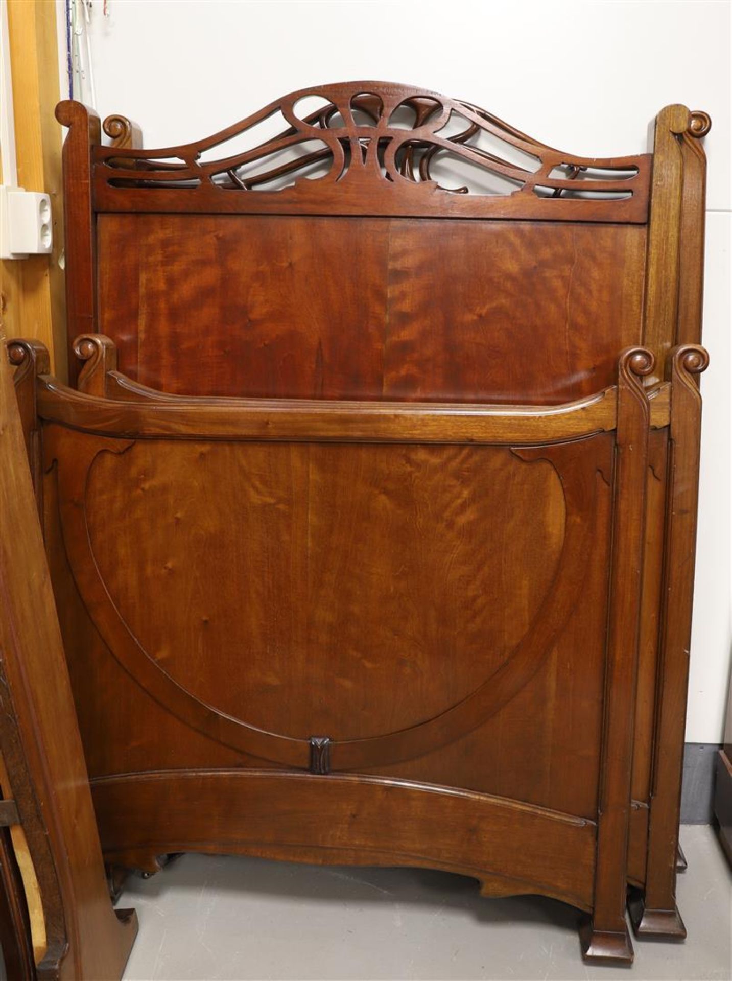 A mahogany Art Nouveau twin bed, circa 1900. - Bild 2 aus 3