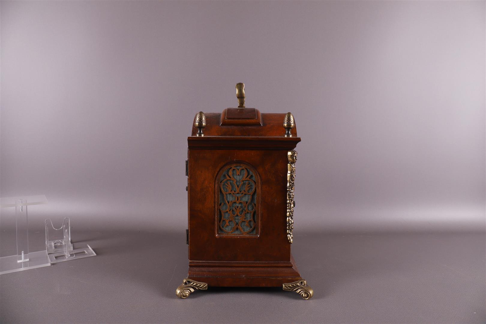 A table clock in burr walnut case, 2nd half 20th century. - Image 3 of 6