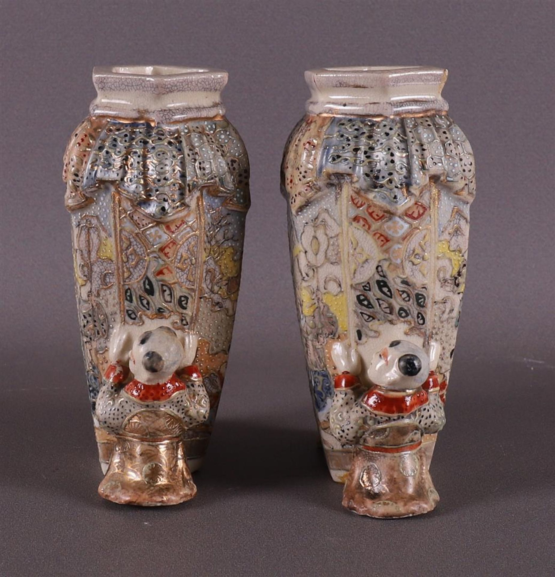 A pair of Satsuma earthenware decorative vases flanked by fools, Japan, Meiji, - Bild 4 aus 7