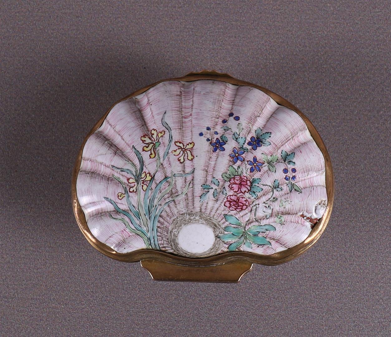 A brass and enamel shell-shaped tobacco box, circa 1800. - Image 2 of 5