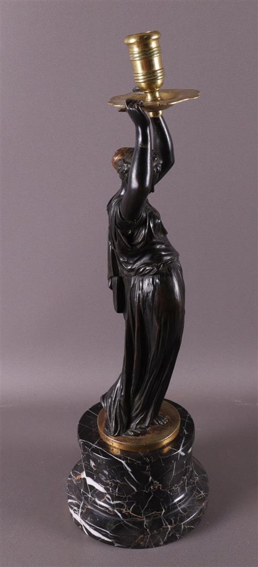 A bronze Greek woman with a candlestick above her head, after an antique example - Bild 4 aus 6
