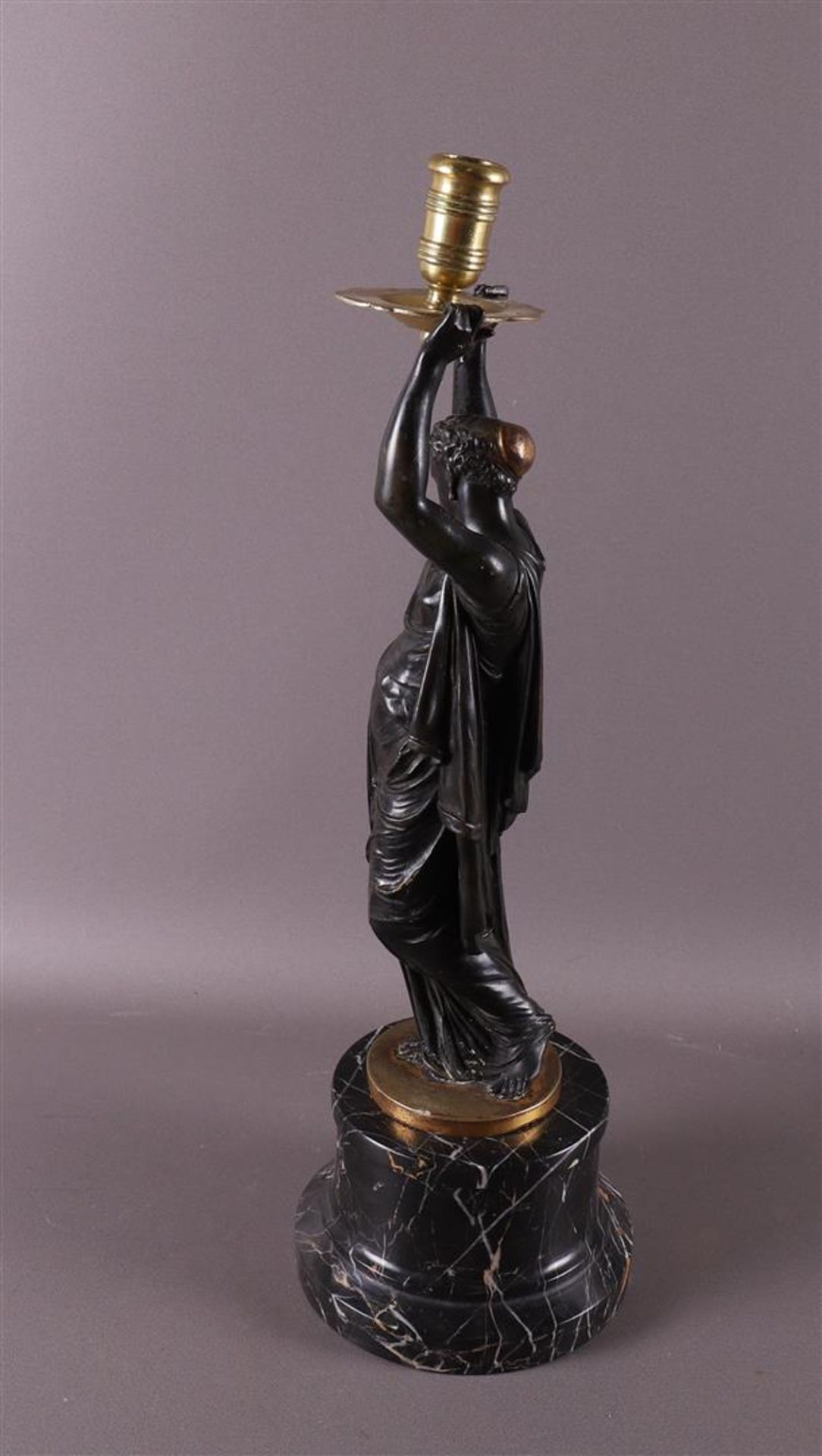 A bronze Greek woman with a candlestick above her head, after an antique example - Bild 5 aus 6