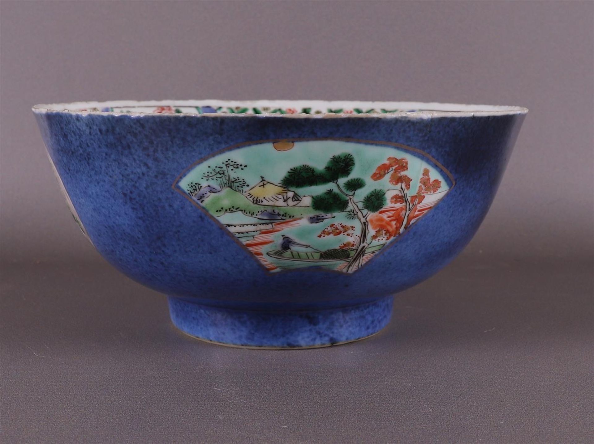 A porcelain famille verte bowl with 'poudre bleu' ground, China, Kangxi, ca 1700 - Bild 4 aus 8