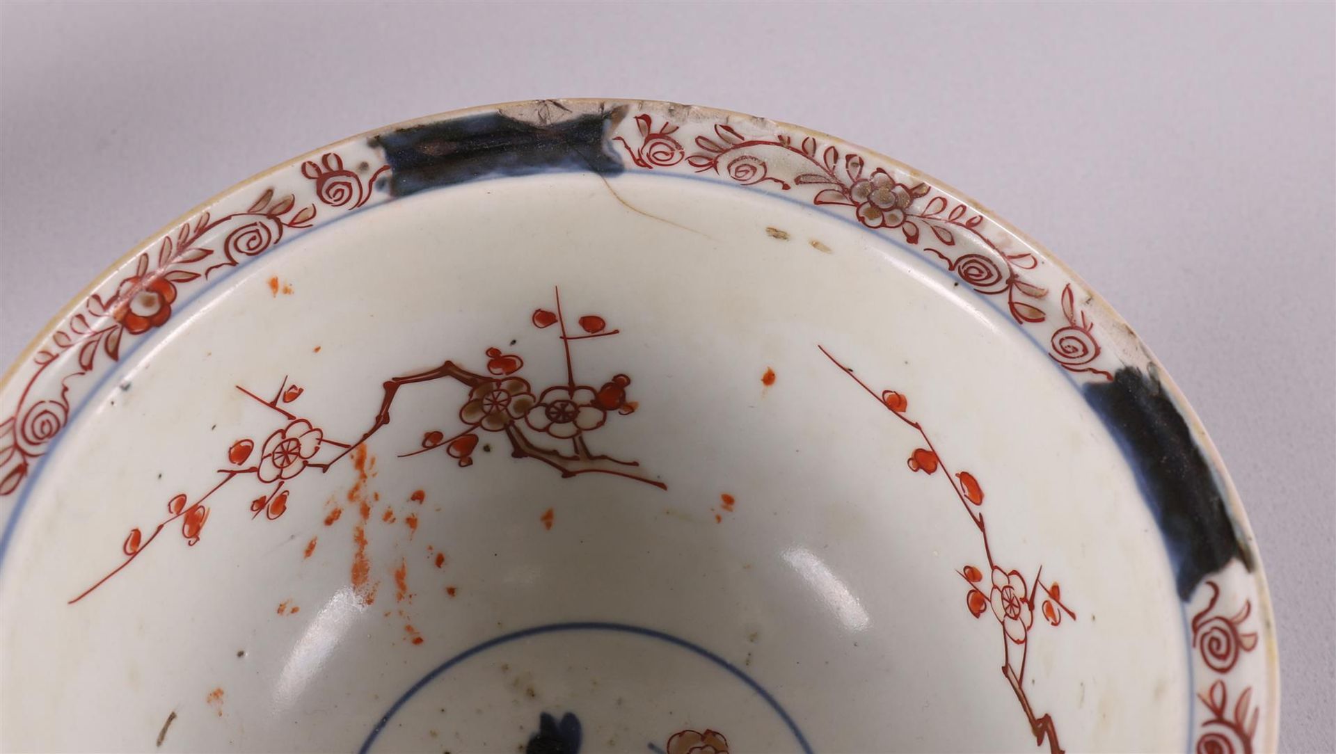 A lot of various Japanese porcelain, including Meiji, 19th century - Bild 10 aus 19