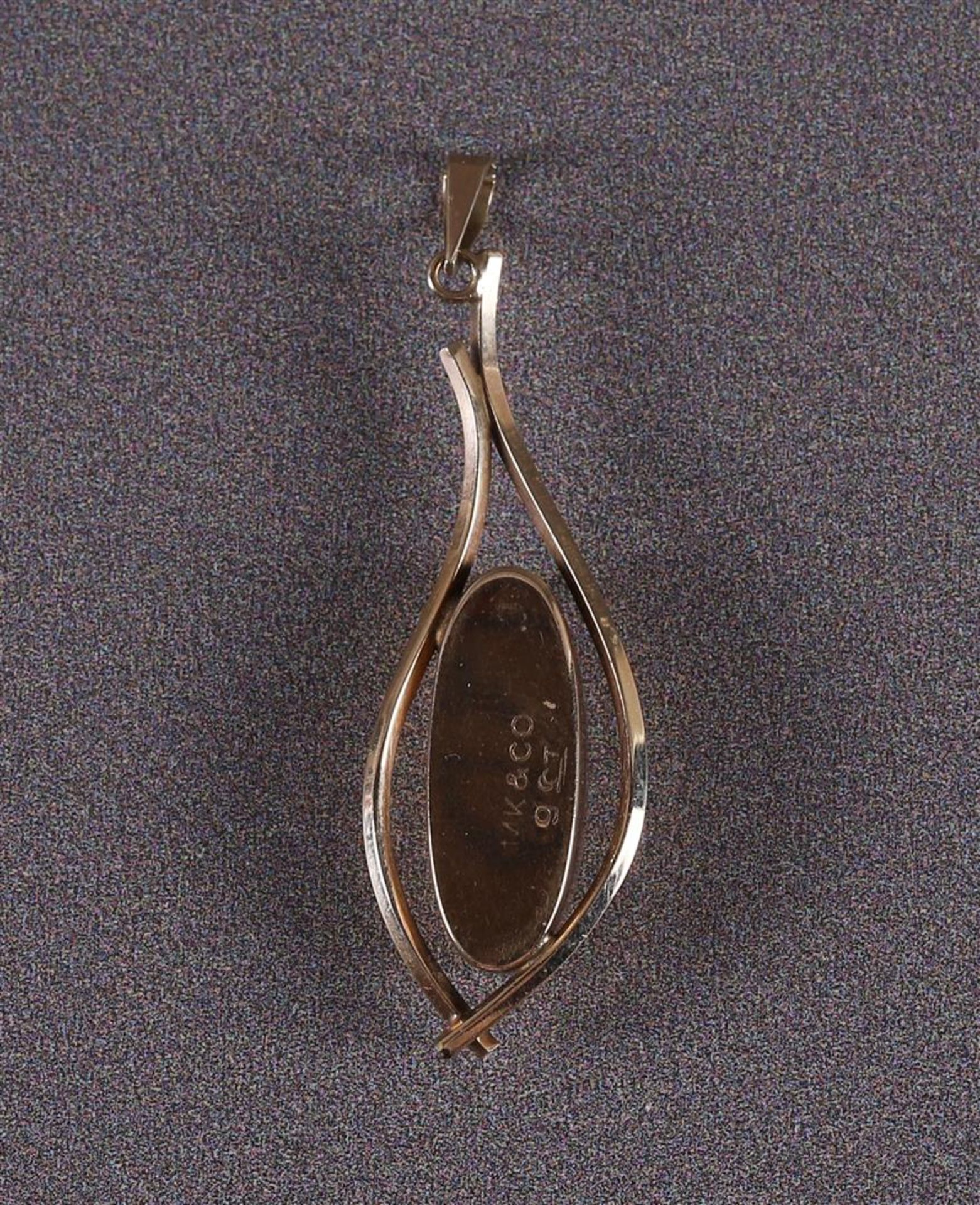 A 9 kt BWG pendant with an oval cabochon cut opal. - Image 2 of 2