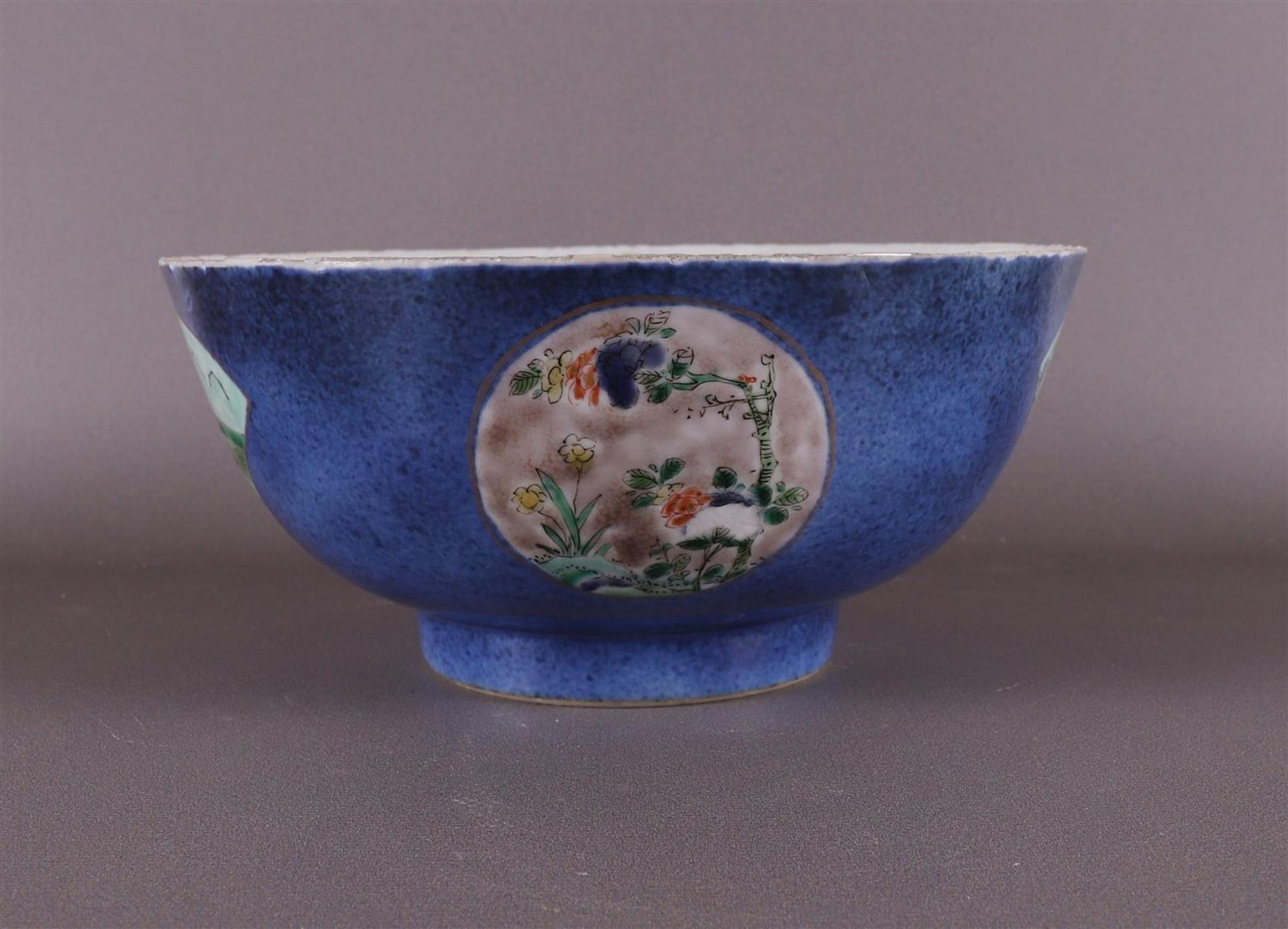 A porcelain famille verte bowl with 'poudre bleu' ground, China, Kangxi, ca 1700 - Bild 3 aus 8