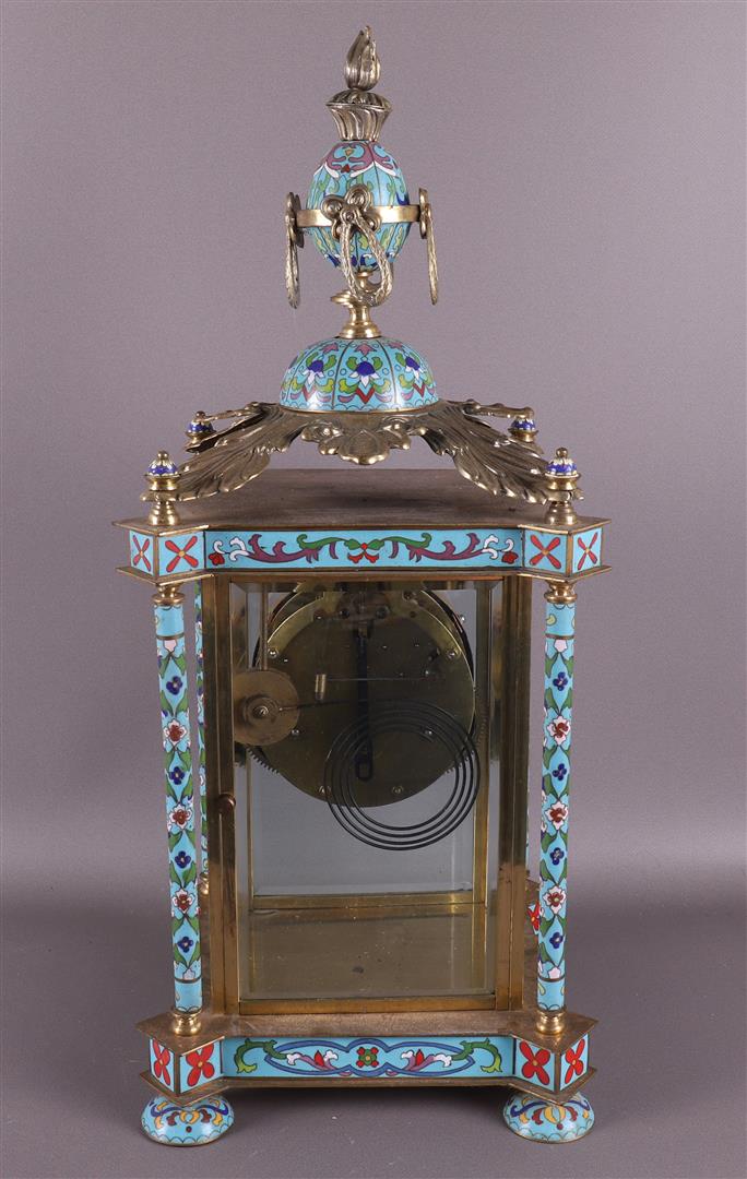 A table mantel clock in cloissonné and brass casing, 20th century. - Image 4 of 6