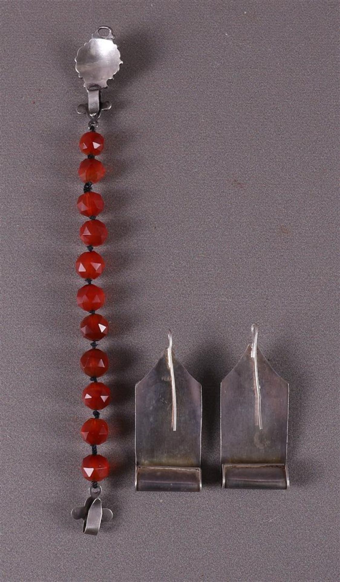 A carnelian bracelet with silver clasp, circa 1900. - Image 2 of 4