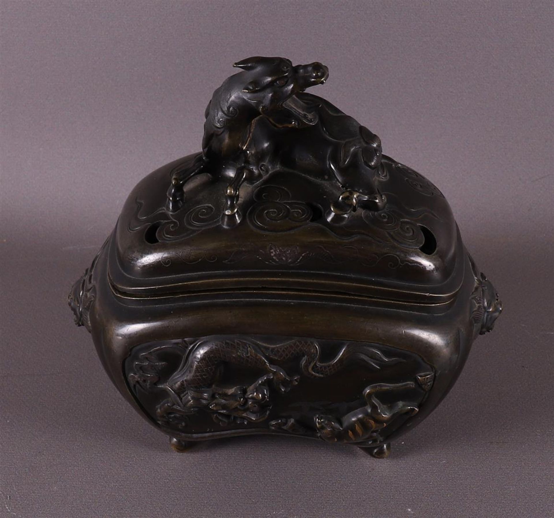 A brown patinated koro with dragon heads for ears, China, 2nd half 19th century. - Bild 2 aus 9