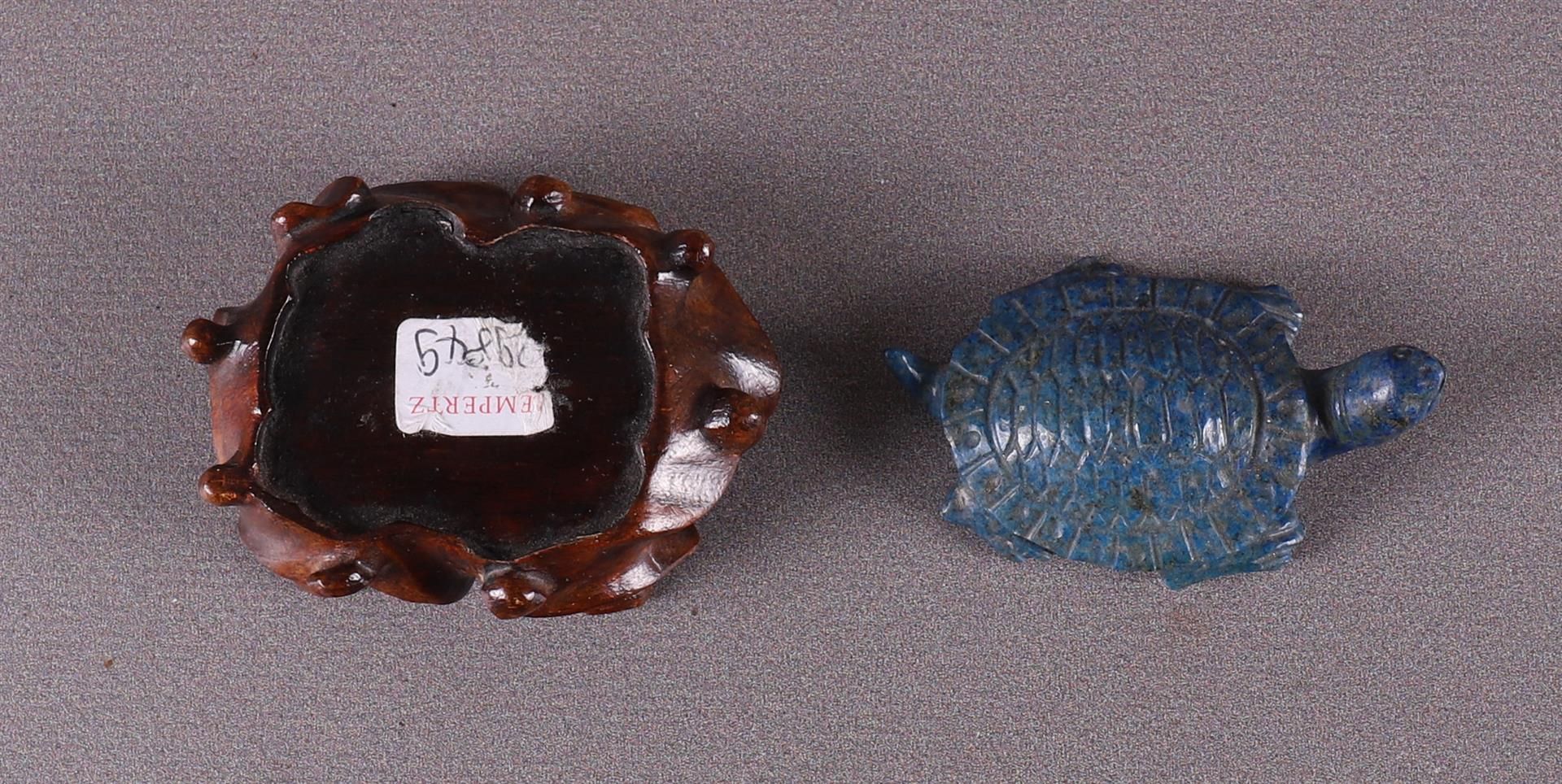 A lapis lazuli netsuke of a turtle on a loose wooden base, Japan. - Bild 10 aus 11