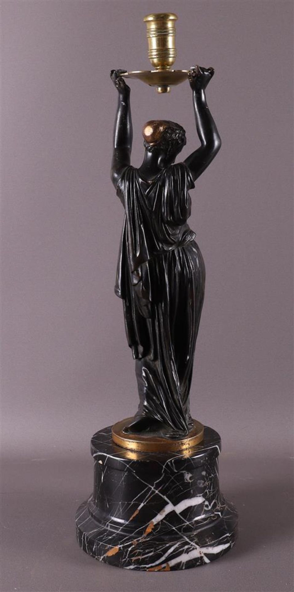A bronze Greek woman with a candlestick above her head, after an antique example - Bild 2 aus 6