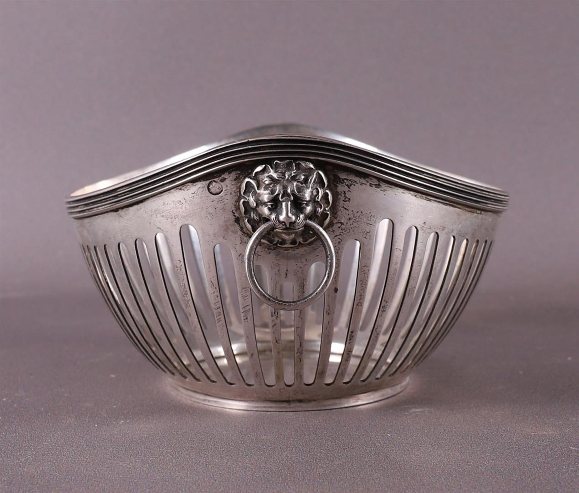 A silver barge-shaped bonbonière with ringed lion mascerons for ears. - Image 3 of 6