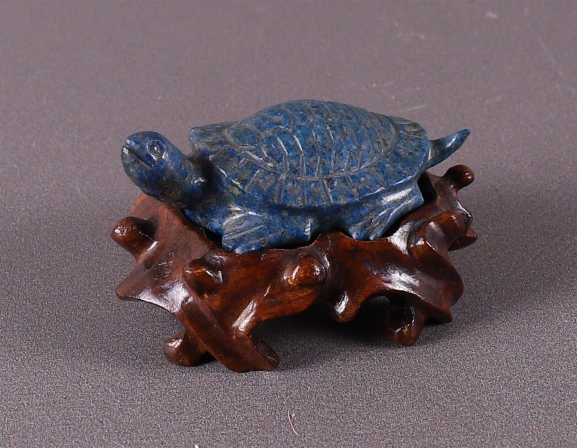 A lapis lazuli netsuke of a turtle on a loose wooden base, Japan. - Bild 8 aus 11
