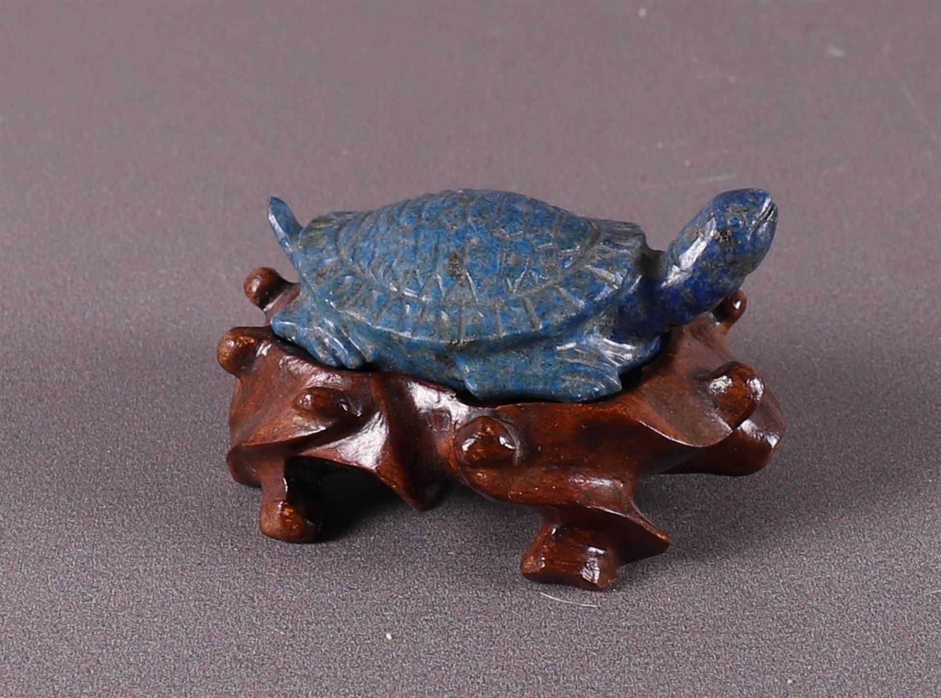 A lapis lazuli netsuke of a turtle on a loose wooden base, Japan. - Bild 9 aus 11