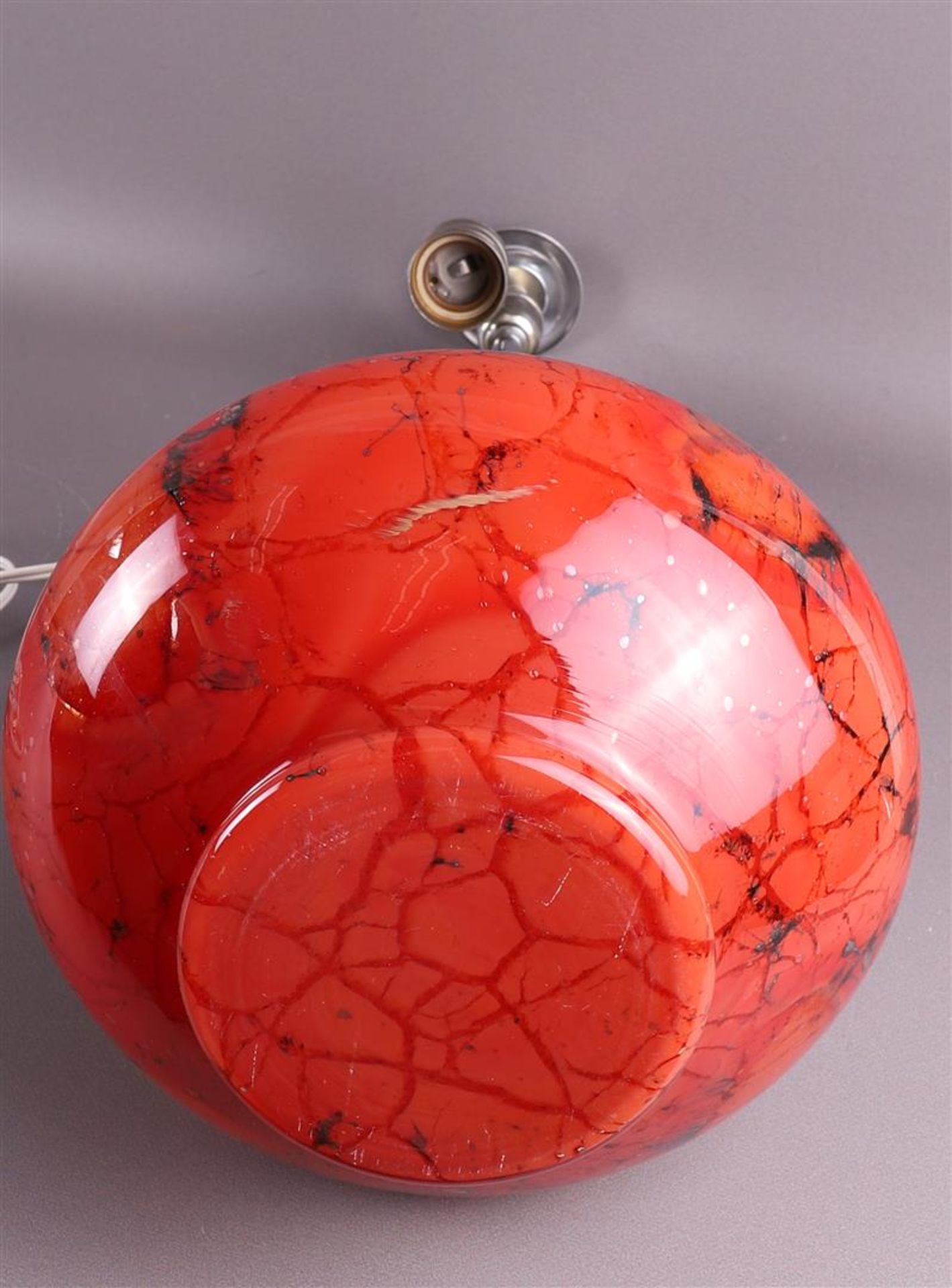 A red cloudy glass vintage design table lamp with nickel frame, - Image 2 of 2