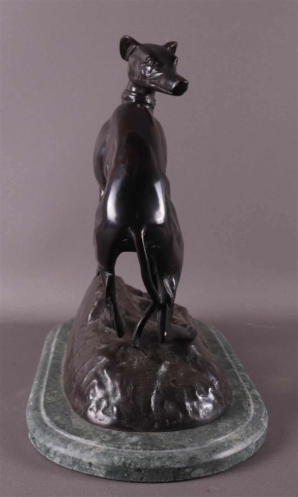 A brown patinated bronze greyhound, after an antique example, 21st century. - Bild 3 aus 5