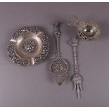 A lot of silver, including tea strainer and fetitfour shovel, 1st half 20th cent