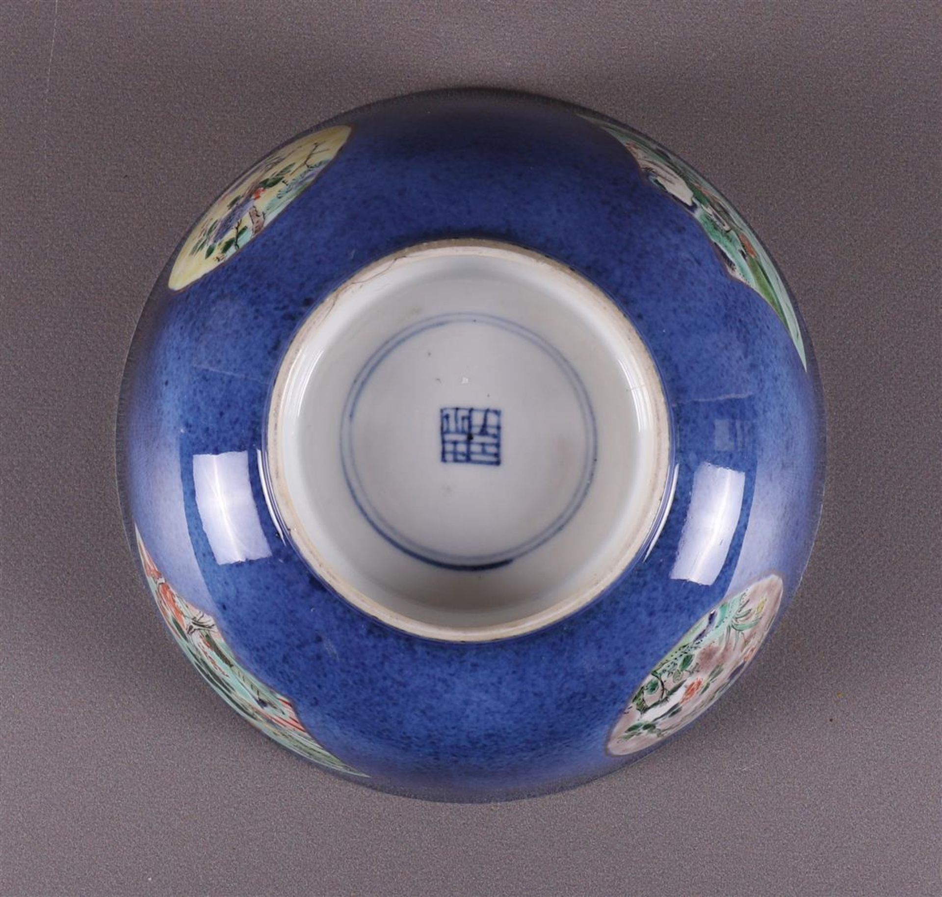 A porcelain famille verte bowl with 'poudre bleu' ground, China, Kangxi, ca 1700 - Bild 8 aus 8