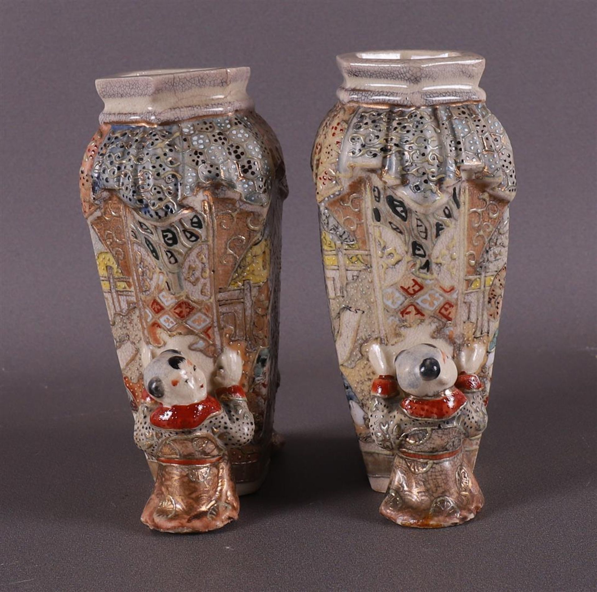 A pair of Satsuma earthenware decorative vases flanked by fools, Japan, Meiji, - Bild 3 aus 7