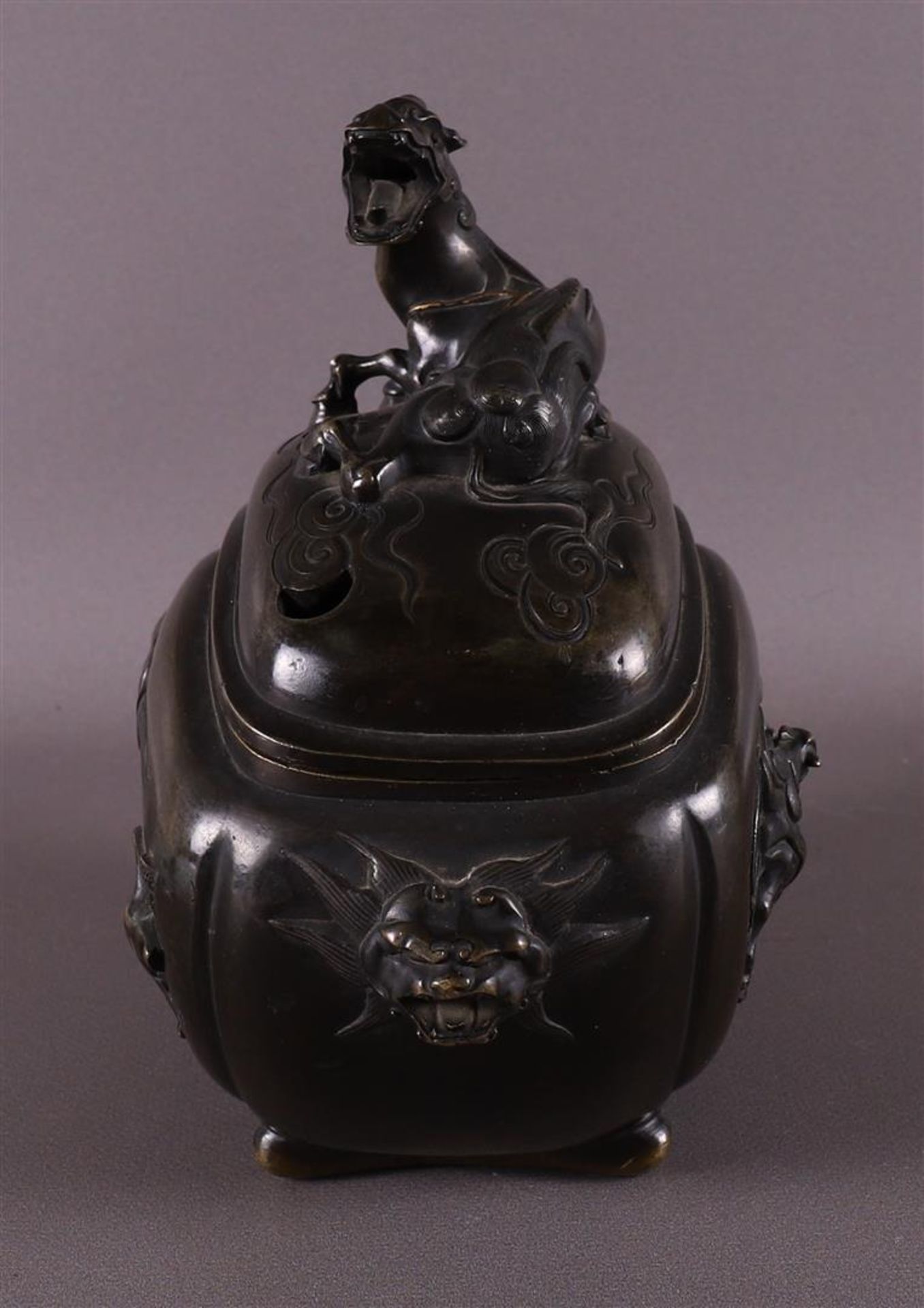 A brown patinated koro with dragon heads for ears, China, 2nd half 19th century. - Bild 5 aus 9