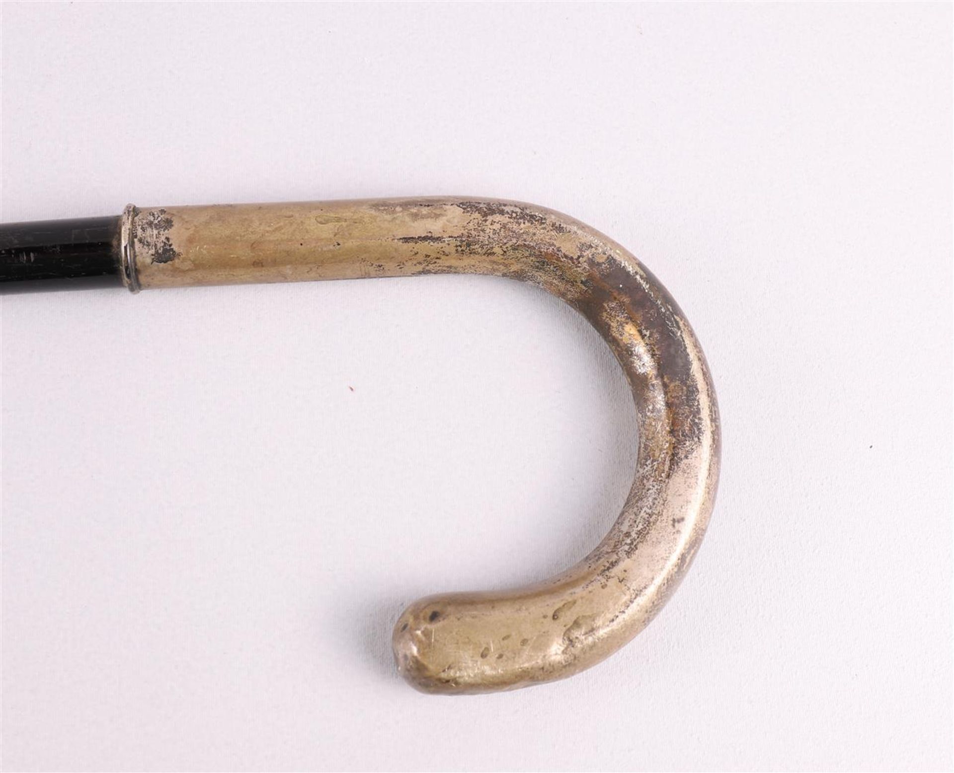 An ebonised wooden walking stick with a silver handle, 1st half 20th century. - Image 3 of 3