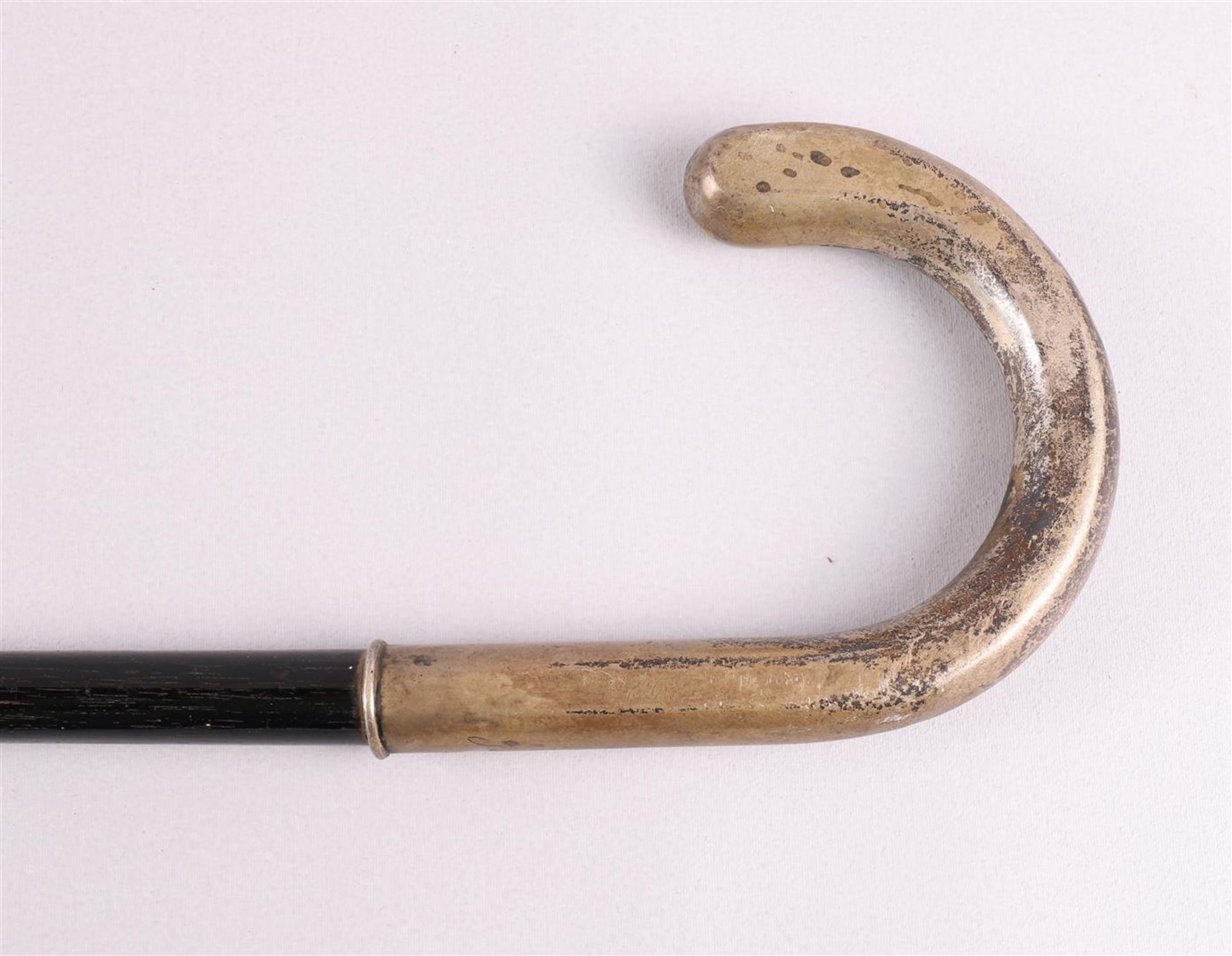 An ebonised wooden walking stick with a silver handle, 1st half 20th century. - Image 2 of 3